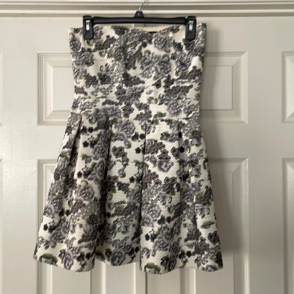 Strapless ladies floral detailed dress.